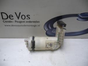 Usados Bomba eléctrica de combustible Peugeot 106 II 1.0 Precio € 45,00 Norma de margen ofrecido por De Vos Autodemontagebedrijf