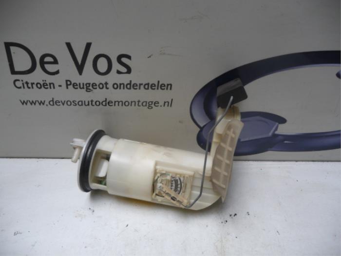 Electric fuel pump from a Peugeot 106 II 1.0 1998