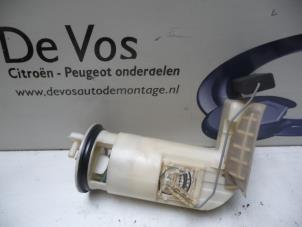 Usados Bomba eléctrica de combustible Peugeot 106 II 1.4 XN,XR,XS,XT Precio € 45,00 Norma de margen ofrecido por De Vos Autodemontagebedrijf