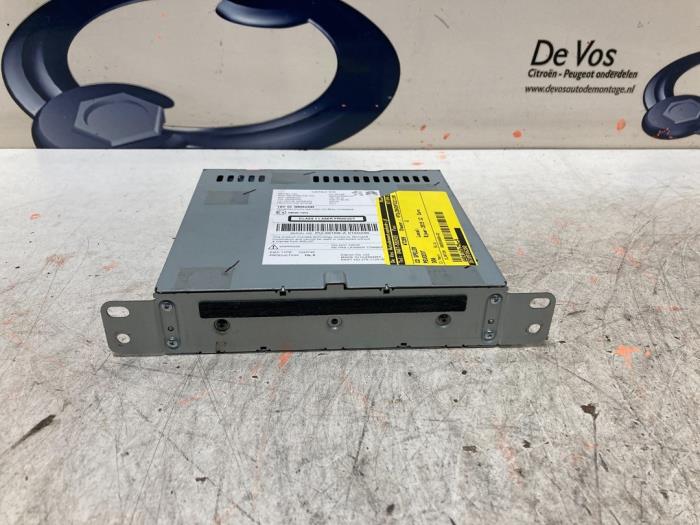 CD player from a Peugeot 308 SW (L4/L9/LC/LJ/LR) 1.6 BlueHDi 120 2015