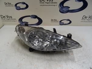 Used Headlight, right Peugeot 307 SW (3H) 1.6 16V Price € 70,00 Margin scheme offered by De Vos Autodemontagebedrijf