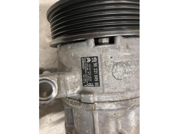 Air conditioning pump from a Peugeot 2008 (CU) 1.2 12V e-THP PureTech 110 2018