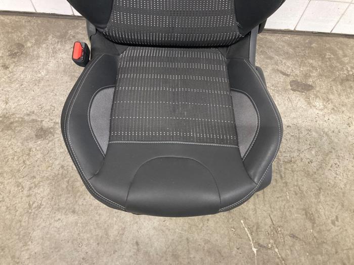 Fotel lewy z Peugeot 2008 (CU) 1.2 12V e-THP PureTech 110 2018