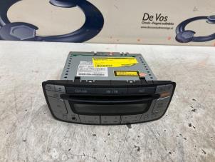 Usados Reproductor de CD y radio Peugeot 107 1.0 12V Precio € 80,00 Norma de margen ofrecido por De Vos Autodemontagebedrijf