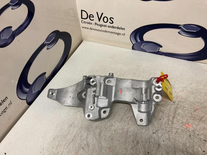Usagé Support dynamo bas Peugeot 3008 II (M4/MC/MJ/MR) 1.6 16V HYbrid 225 Prix € 55,00 Règlement à la marge proposé par De Vos Onderdelen