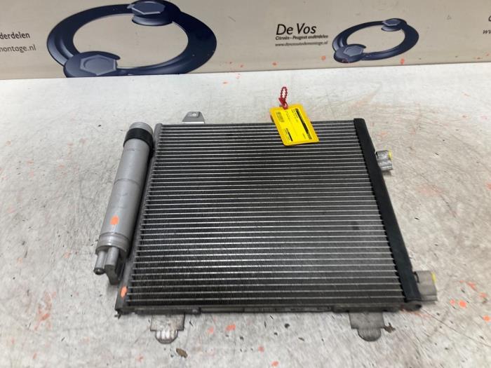 Usagé Radiateur clim Peugeot 107 1.0 12V Prix € 70,00 Règlement à la marge proposé par De Vos Onderdelen