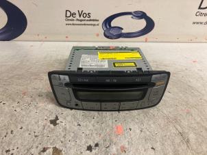 Usados Reproductor de CD y radio Peugeot 107 1.0 12V Precio € 70,00 Norma de margen ofrecido por De Vos Autodemontagebedrijf