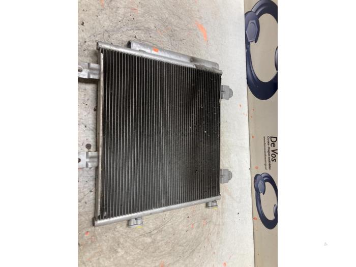 Usagé Radiateur clim Peugeot 108 1.0 12V VVT-i Prix € 80,00 Règlement à la marge proposé par De Vos Onderdelen