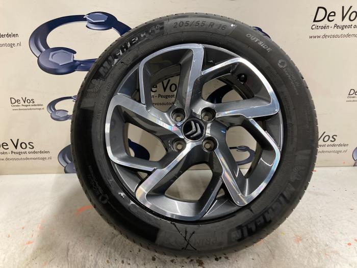 Wheel + tyre from a Citroën C3 (SX/SW) 1.2 Vti 12V PureTech 2021
