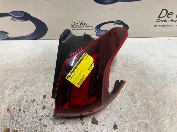 Taillight, right from a Peugeot 2008 (CU) 1.2 Vti 12V PureTech 2018