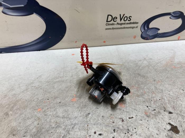 Używane Halogen prawy Citroen C3 Aircross I (2C/2R) 1.2 e-THP PureTech 130 Cena € 60,00 Procedura marży oferowane przez De Vos Onderdelen