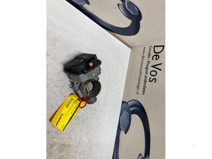 Gebrauchte Drosselklappengehäuse Peugeot 206 (2A/C/H/J/S) 1.4 XR,XS,XT,Gentry Preis € 70,00 Margenregelung angeboten von De Vos Onderdelen