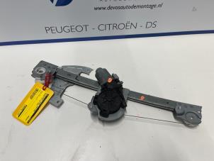Używane Mechanizm szyby lewej przedniej wersja 4-drzwiowa Peugeot 107 1.0 12V Cena € 55,00 Procedura marży oferowane przez De Vos Autodemontagebedrijf