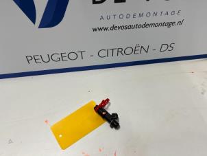 Usagé Injecteur (injection essence) Peugeot 307 CC (3B) 2.0 16V Prix € 35,00 Règlement à la marge proposé par De Vos Autodemontagebedrijf