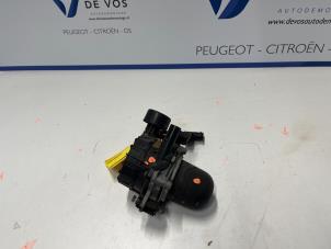 Używane Pompa gazów spalinowych Peugeot 307 CC (3B) 2.0 16V Cena € 115,00 Procedura marży oferowane przez De Vos Autodemontagebedrijf