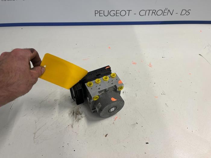 Usagé Bloc ABS Peugeot 208 Prix € 160,00 Règlement à la marge proposé par De Vos Onderdelen