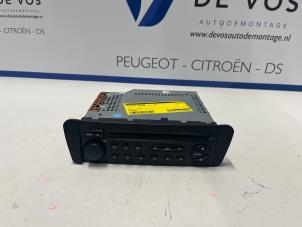 Używane Radioodtwarzacz CD Citroen Xsara Picasso (CH) 1.6i 16V Cena € 80,00 Procedura marży oferowane przez De Vos Autodemontagebedrijf
