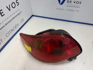 Używane Tylne swiatlo pozycyjne lewe Peugeot 206 CC (2D) 1.6 16V Cena € 35,00 Procedura marży oferowane przez De Vos Autodemontagebedrijf