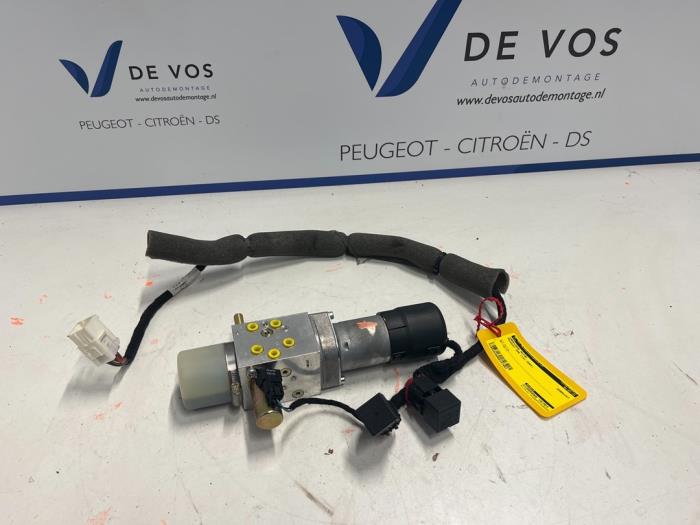 Używane Silnik dachu cabrio Peugeot 206 CC (2D) 1.6 16V Cena € 90,00 Procedura marży oferowane przez De Vos Onderdelen