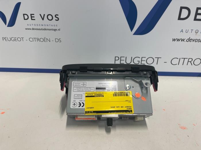 Radio from a Peugeot 108 1.0 12V 2015