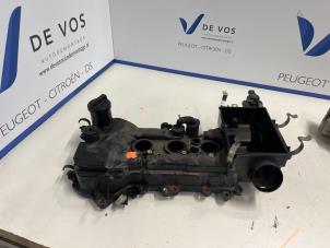 Usados Tapa de válvulas Peugeot 108 1.0 12V Precio € 200,00 Norma de margen ofrecido por De Vos Autodemontagebedrijf