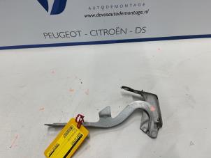 Usagé Charnière de capot Peugeot 308 SW (L4/L9/LC/LJ/LR) 1.6 BlueHDi 120 Prix € 30,00 Règlement à la marge proposé par De Vos Autodemontagebedrijf