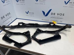 Używane Rama zderzaka tyl Citroen DS5 (KD/KF) 2.0 165 HYbrid4 16V Cena € 60,00 Procedura marży oferowane przez De Vos Autodemontagebedrijf