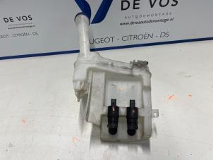 Usagé Réservoir lave-glace avant Peugeot 107 1.0 12V Prix € 35,00 Règlement à la marge proposé par De Vos Autodemontagebedrijf