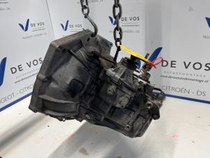Używane Skrzynia biegów Peugeot 107 1.0 12V Cena € 250,00 Procedura marży oferowane przez De Vos Autodemontagebedrijf