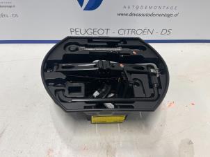Usagé Cric Citroen C3 (SX/SW) 1.2 12V e-THP PureTech 110 Prix € 45,00 Règlement à la marge proposé par De Vos Autodemontagebedrijf