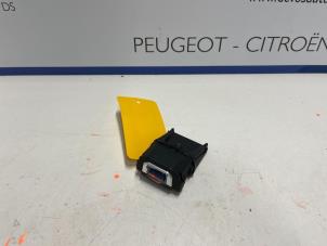 Usagé Caméra avant Peugeot 5008 II (M4/MC/MJ/MR) 1.5 BlueHDi 130 Prix € 250,00 Règlement à la marge proposé par De Vos Autodemontagebedrijf