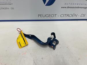 Usagé Charnière capot Citroen C1 1.0 12V Prix € 10,00 Règlement à la marge proposé par De Vos Autodemontagebedrijf