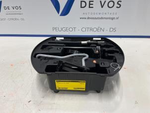 Usagé Cric Citroen C3 (SX/SW) 1.2 Vti 12V PureTech Prix € 45,00 Règlement à la marge proposé par De Vos Autodemontagebedrijf