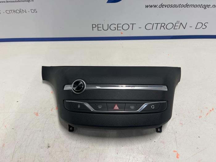 Radiobedienfeld van een Peugeot 308 SW (L4/L9/LC/LJ/LR) 1.2 12V e-THP PureTech 130 2015