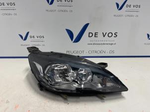 Używane Reflektor prawy Peugeot 308 SW (L4/L9/LC/LJ/LR) 1.2 12V e-THP PureTech 130 Cena € 180,00 Procedura marży oferowane przez De Vos Autodemontagebedrijf