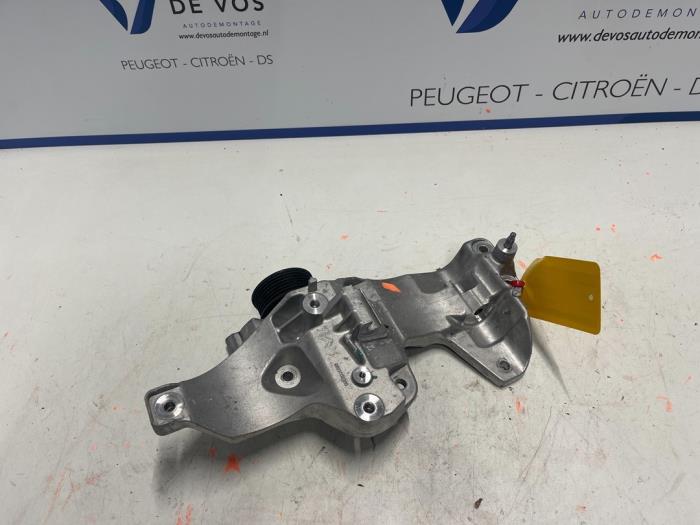Usagé Support dynamo bas Peugeot 308 (F3/FB/FH/FM/FP) Prix € 55,00 Règlement à la marge proposé par De Vos Onderdelen