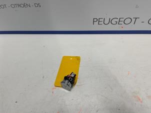 Usados Interruptor de cerradura de contacto Peugeot 3008 Precio € 20,00 Norma de margen ofrecido por De Vos Autodemontagebedrijf
