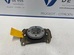 Usagé Support boîte de vitesse Peugeot 3008 Prix € 80,00 Règlement à la marge proposé par De Vos Autodemontagebedrijf