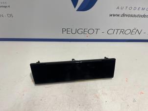 Usados Panel de control de radio Peugeot 408 Precio € 180,00 Norma de margen ofrecido por De Vos Autodemontagebedrijf
