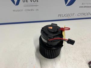 Usados Motor de ventilador de calefactor Peugeot 408 Precio € 70,00 Norma de margen ofrecido por De Vos Autodemontagebedrijf