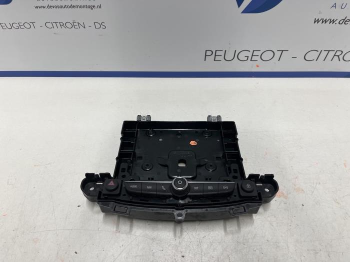 Używane Panel obslugi radia Opel Crossland (X) 1.2 Turbo 12V Euro 6d-temp Cena € 450,00 Procedura marży oferowane przez De Vos Onderdelen