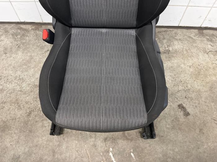 Fotel lewy z Opel Corsa F (UB/UH/UP) 1.2 12V 75 2022