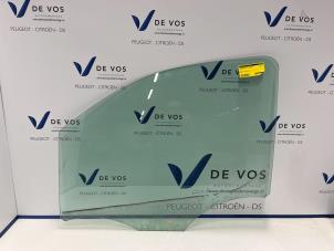Używane Szyba drzwi lewych przednich wersja 4-drzwiowa Peugeot Expert (VA/VB/VE/VF/VY) 2.0 Blue HDi 180 16V Cena € 80,00 Procedura marży oferowane przez De Vos Autodemontagebedrijf