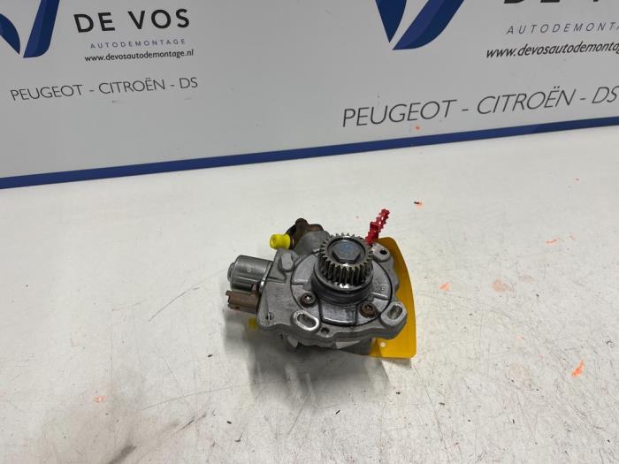 Mechanical fuel pump from a Peugeot Expert 2019
