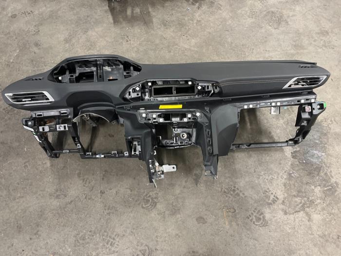 Dashboard Peugeot 3008 II 1.2 12V PureTech Hybrid 48V - 16180454ZD
