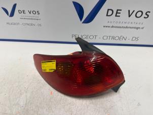 Używane Tylne swiatlo pozycyjne lewe Peugeot 206 (2A/C/H/J/S) 1.4 XR,XS,XT,Gentry Cena € 35,00 Procedura marży oferowane przez De Vos Autodemontagebedrijf