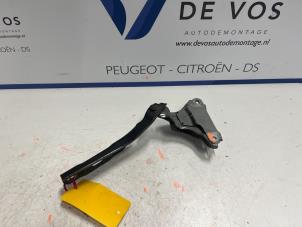 Gebrauchte Motorhaube Scharnier Peugeot 308 Preis € 35,00 Margenregelung angeboten von De Vos Autodemontagebedrijf
