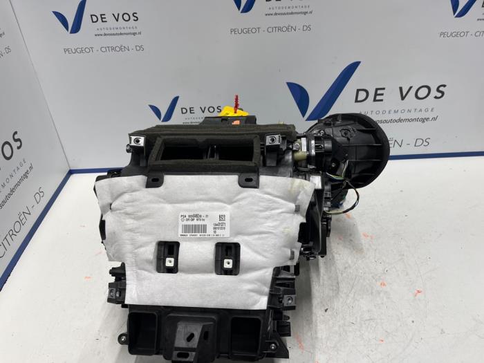 Cuerpo de calefactor de un Peugeot 208 II (UB/UH/UP) 1.2 Vti 12V PureTech 100 2021
