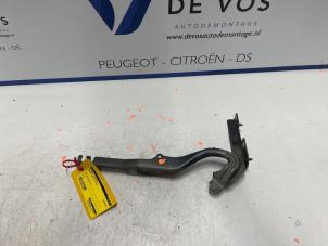 Gebrauchte Motorhaube Scharnier Peugeot 207 CC (WB) 1.6 16V Preis € 15,00 Margenregelung angeboten von De Vos Autodemontagebedrijf