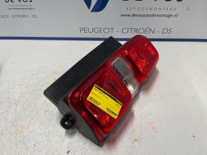 Używane Tylne swiatlo pozycyjne prawe Peugeot Expert (VA/VB/VE/VF/VY) 2.0 Blue HDi 150 16V Cena € 100,00 Procedura marży oferowane przez De Vos Autodemontagebedrijf
